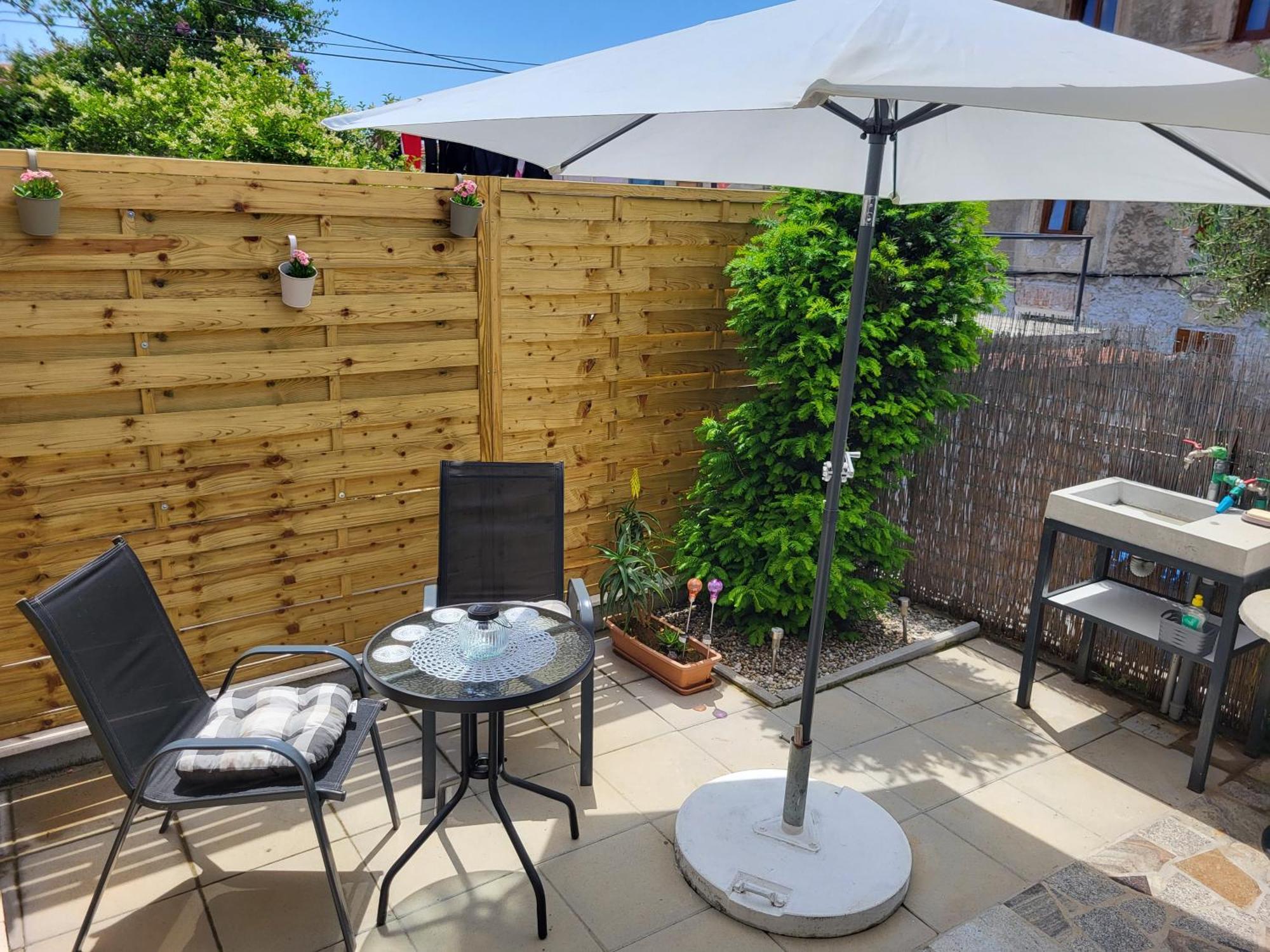 Studio Apartment City With Free Parking PUY 외부 사진